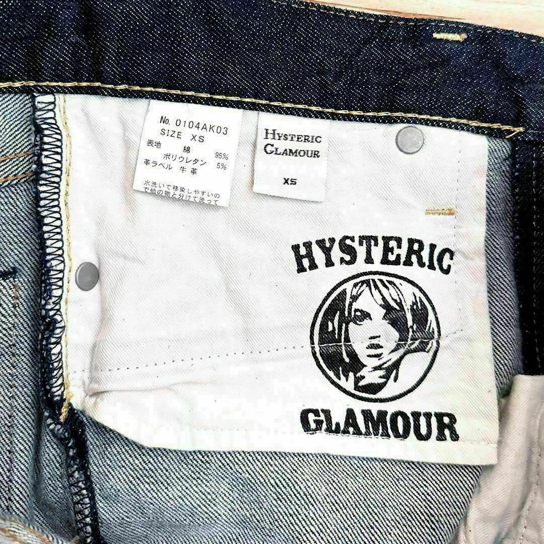 HYSTERIC GLAMOUR(ヒステリックグラマー)の【ヒステリックグラマー】スタッズ デニム スカート ガール ロゴ総柄 XS 紺 レディースのスカート(ミニスカート)の商品写真