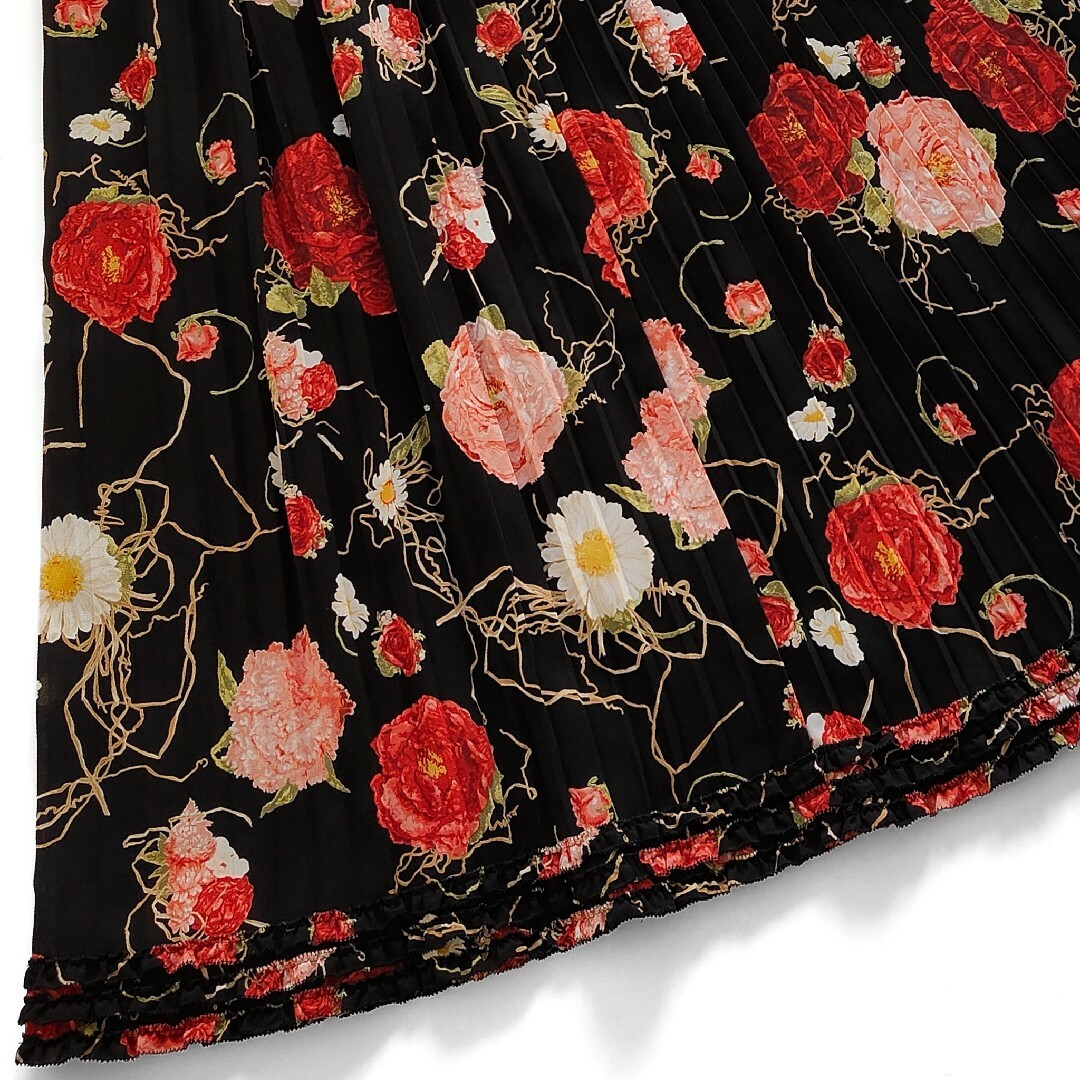KANEKO ISAO(カネコイサオ)の美品 カネコイサオ プリーツスカート ミディ丈 フレア ブラック レッド 花柄 レディースのスカート(ロングスカート)の商品写真