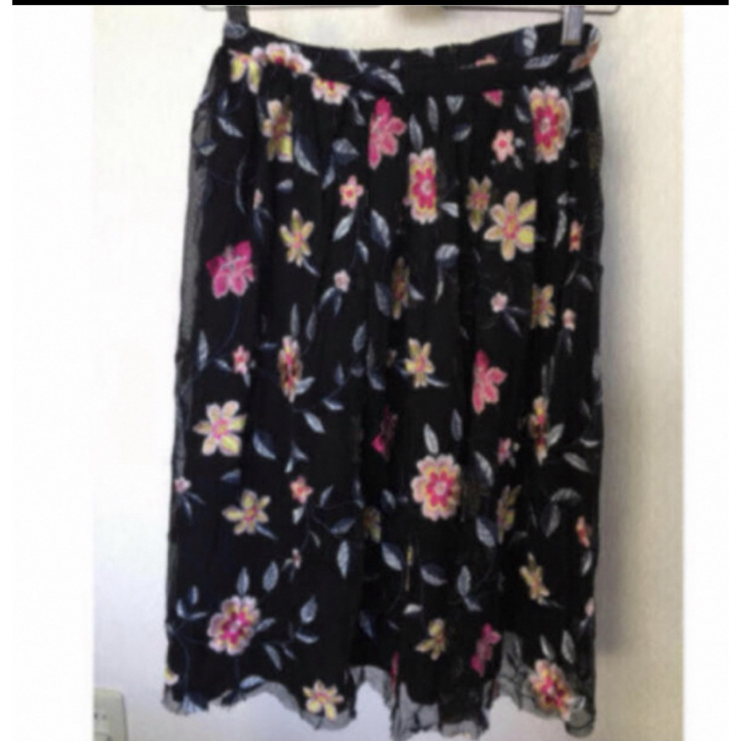 ZARA(ザラ)の♡本日限定お値下♡ZARA 刺繍 デザイン スカート  S♡ レディースのスカート(ロングスカート)の商品写真