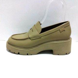 カンペール(CAMPER)のCAMPER(カンペール) ローファー 39 レディース美品  - ベージュ レザー(ローファー/革靴)