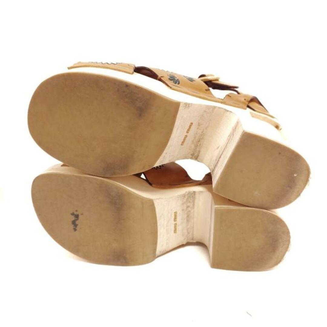 miumiu(ミュウミュウ)のmiumiu(ミュウミュウ) サンダル 37 1/2 レディース - 5Z115D ブラウン×アイボリー×グリーン 花柄 レザー×ウッド レディースの靴/シューズ(サンダル)の商品写真