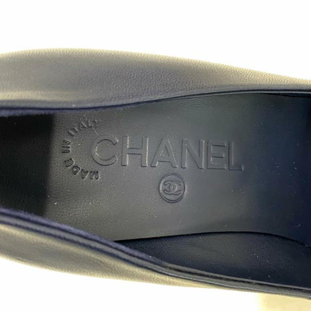 CHANEL(シャネル)のCHANEL(シャネル) パンプス 37 1/2 レディース美品  G28289 ダークネイビー×黒 レザー レディースの靴/シューズ(ハイヒール/パンプス)の商品写真