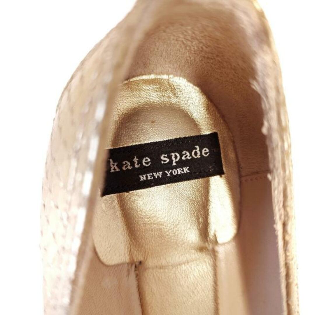 kate spade new york(ケイトスペードニューヨーク)のKate spade(ケイトスペード) パンプス 5 W レディース - ゴールド 型押し加工 レザー レディースの靴/シューズ(ハイヒール/パンプス)の商品写真