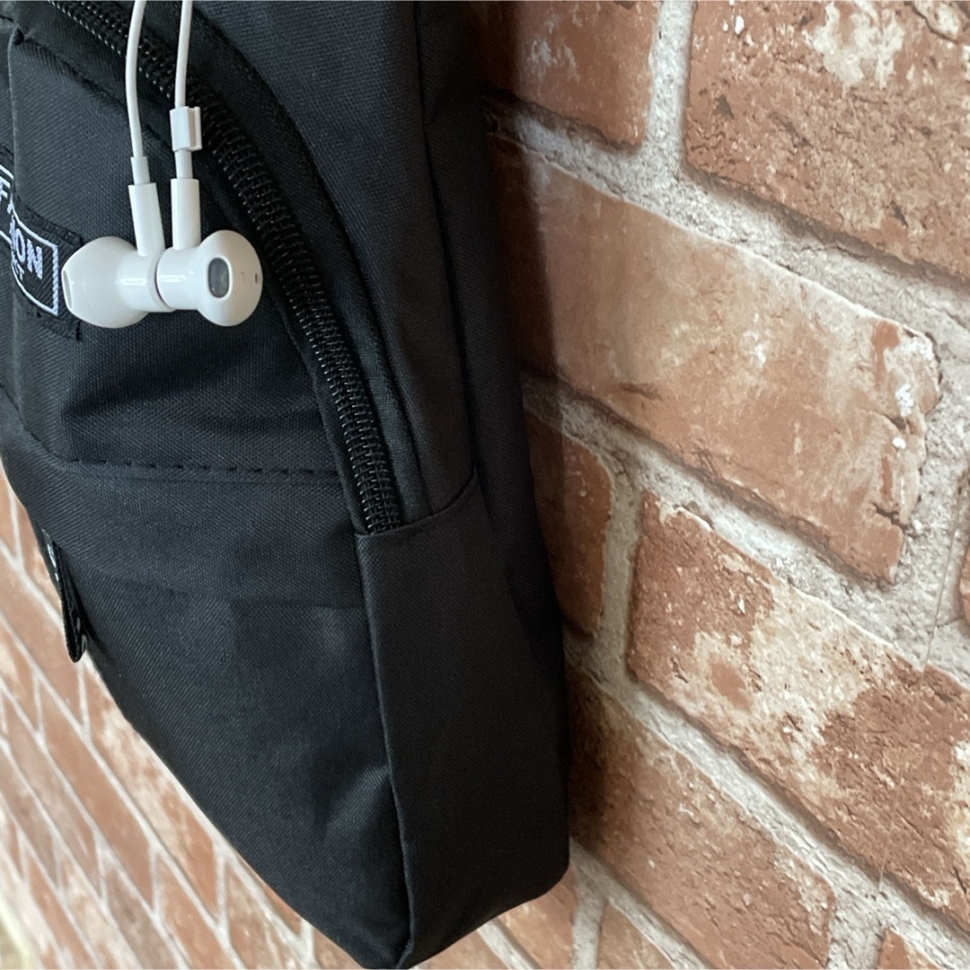多機能 ボディバッグ スタイリッシュ 都会派ブラック コンパクト デザイン メンズのバッグ(ボディーバッグ)の商品写真
