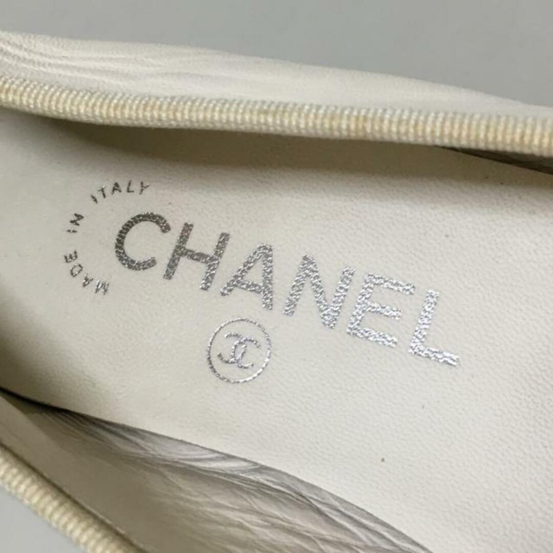 CHANEL(シャネル)のCHANEL(シャネル) フラットシューズ 36 1/2 レディース - G02819 白 リボン/アウトソール張替済 ラムスキン×化学繊維 レディースの靴/シューズ(その他)の商品写真