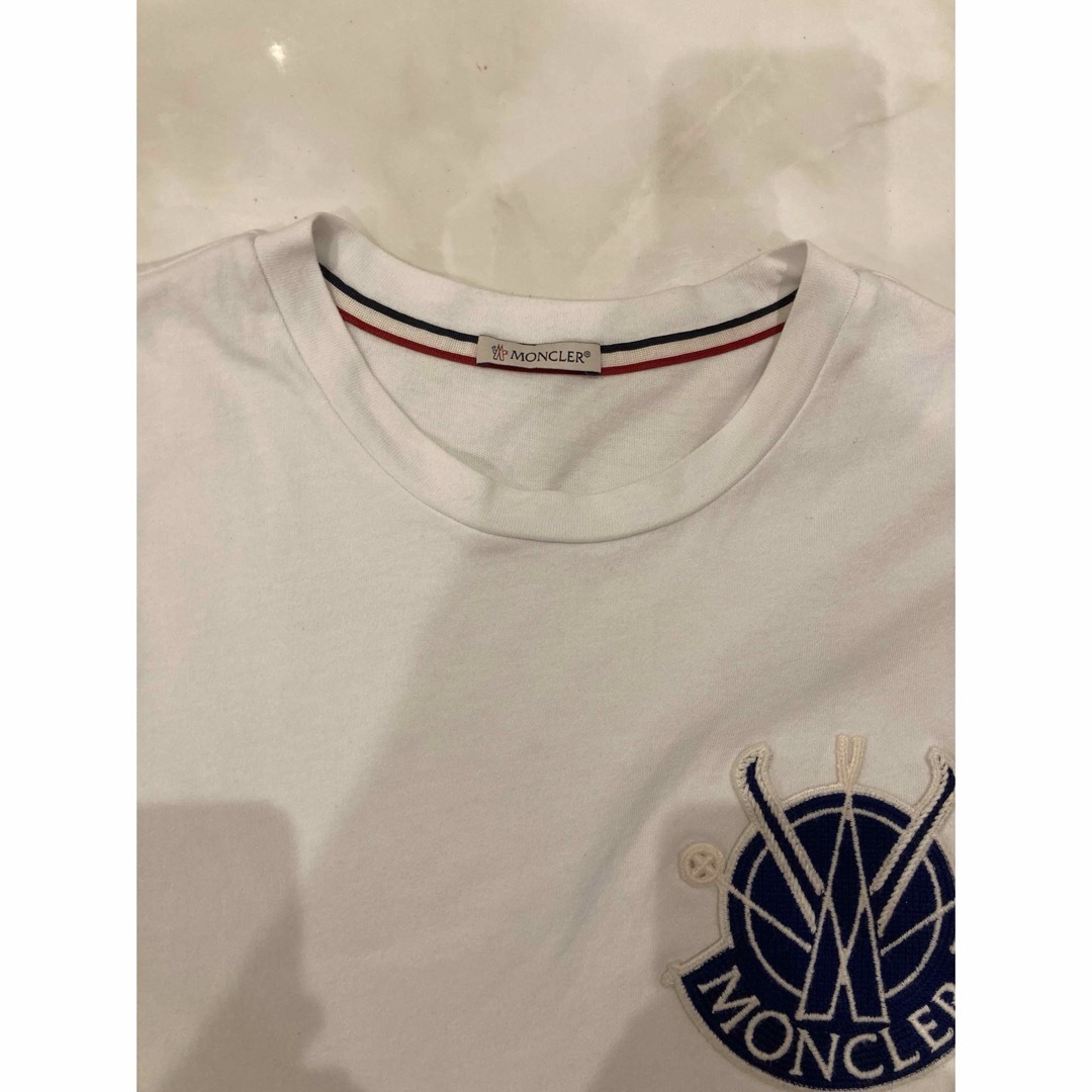 MONCLER(モンクレール)のLサイズ】モンクレール　MONCLER 半袖Tシャツ　ホワイト　立体ワッペン メンズのトップス(Tシャツ/カットソー(半袖/袖なし))の商品写真