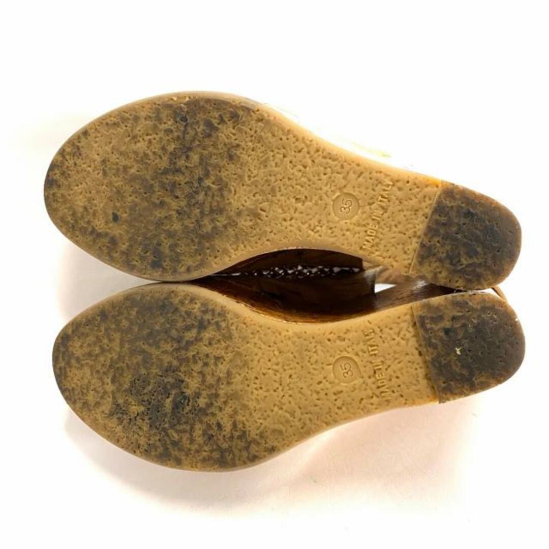 CHANEL(シャネル)のCHANEL(シャネル) サンダル 35 レディース - ベージュ ウェッジソール/ゴールド金具/ココマーク エナメル（レザー） レディースの靴/シューズ(サンダル)の商品写真