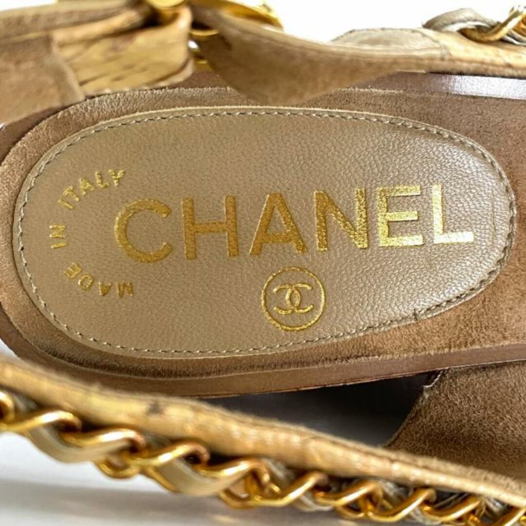 CHANEL(シャネル)のCHANEL(シャネル) サンダル 35 レディース - ベージュ ウェッジソール/ゴールド金具/ココマーク エナメル（レザー） レディースの靴/シューズ(サンダル)の商品写真