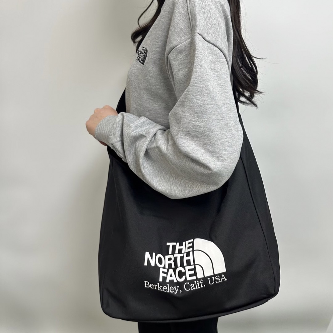 THE NORTH FACE(ザノースフェイス)の【海外限定】ノースフェイス ビックロゴ ショルダーバック ブラック レディースのバッグ(ショルダーバッグ)の商品写真