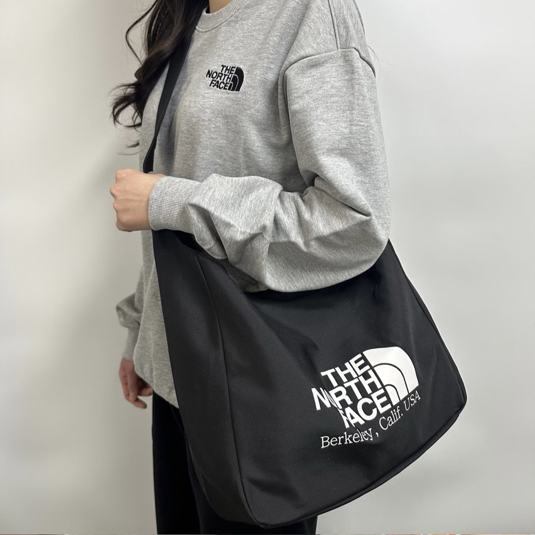 THE NORTH FACE(ザノースフェイス)の【海外限定】ノースフェイス ビックロゴ ショルダーバック ブラック レディースのバッグ(ショルダーバッグ)の商品写真