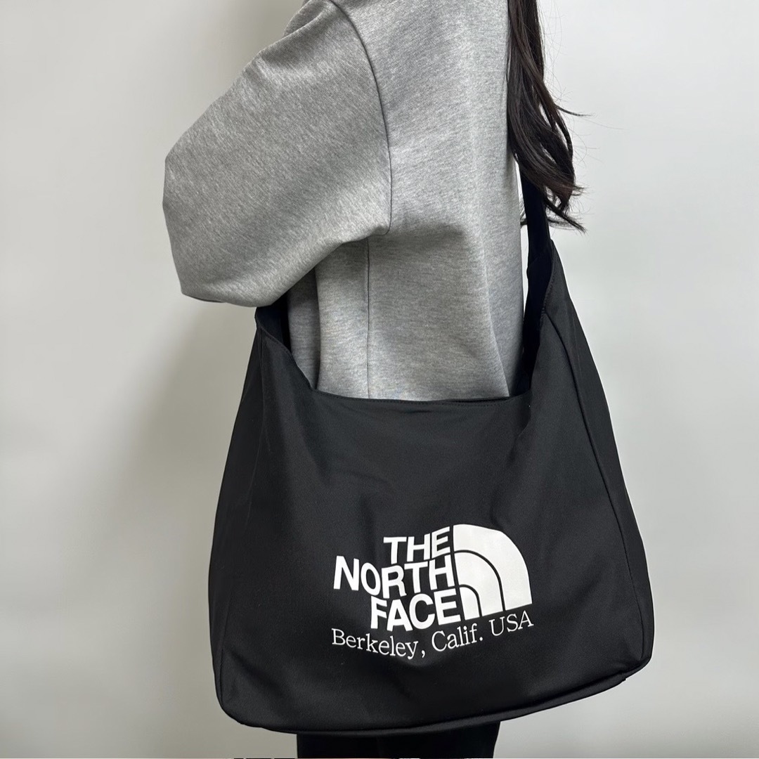 THE NORTH FACE(ザノースフェイス)の【海外限定】ノースフェイス ビックロゴ ショルダーバック ブラック レディースのバッグ(ショルダーバッグ)の商品写真