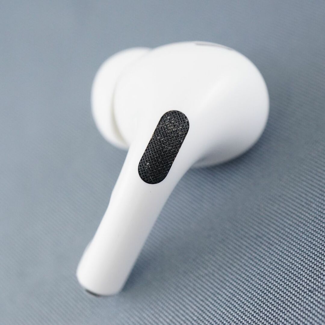 Apple(アップル)のApple AirPods Pro 第二世代 左イヤホンのみ USED美品 エアーポッズ プロ L 片耳 左耳 A2699 MQD83J/A Lightning 完動品 V0023 スマホ/家電/カメラのオーディオ機器(ヘッドフォン/イヤフォン)の商品写真