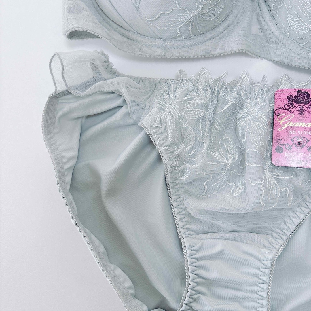 モテブラ　グラナティス　F75/L   グレー　花柄刺繍　上品　大人可愛い レディースの下着/アンダーウェア(ブラ&ショーツセット)の商品写真