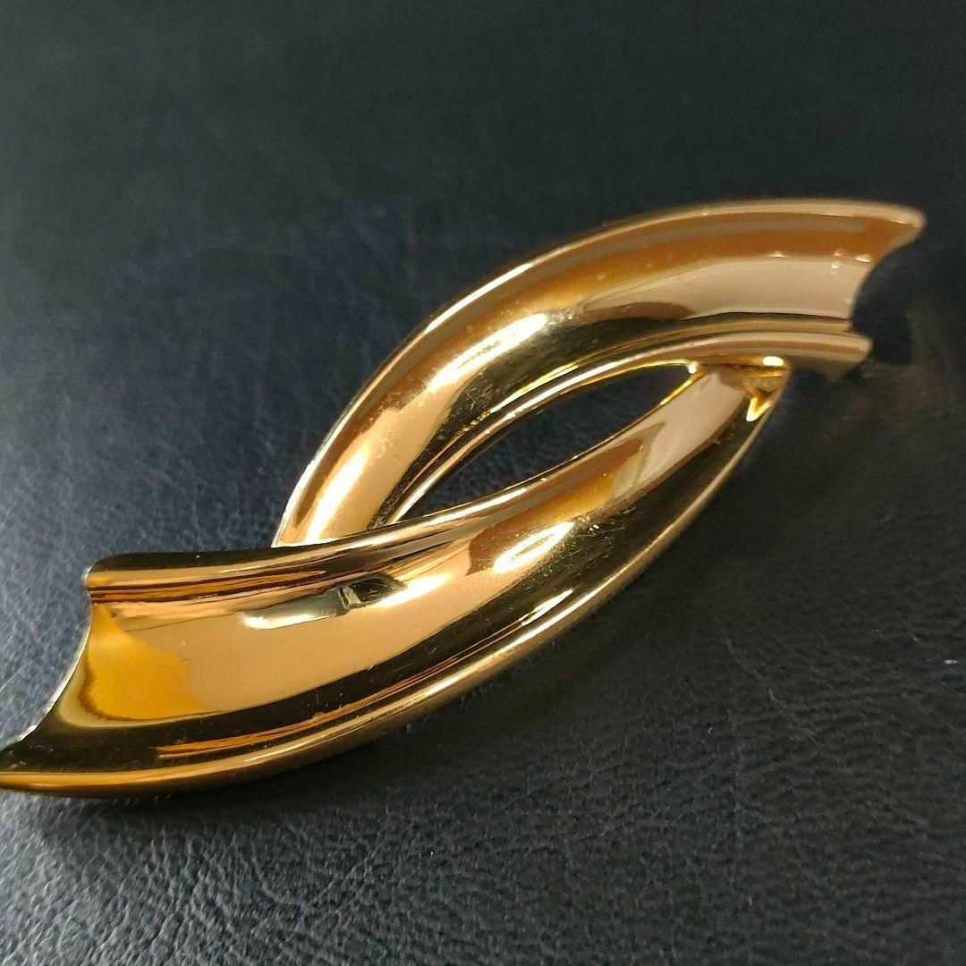 Yves Saint Laurent(イヴサンローラン)の【美品】イヴサンローラン　ブローチ　ゴールド　YSLロゴ　リボン　流線形 レディースのアクセサリー(ブローチ/コサージュ)の商品写真