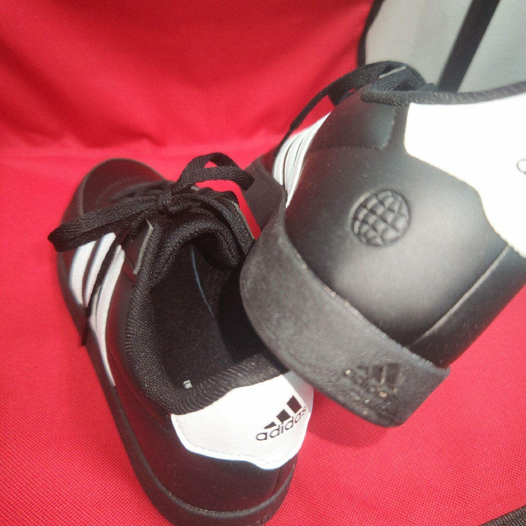 adidas(アディダス)の新品 adidas テニスシューズ スニーカー ユニセックス カジュアルシューズ メンズの靴/シューズ(スニーカー)の商品写真