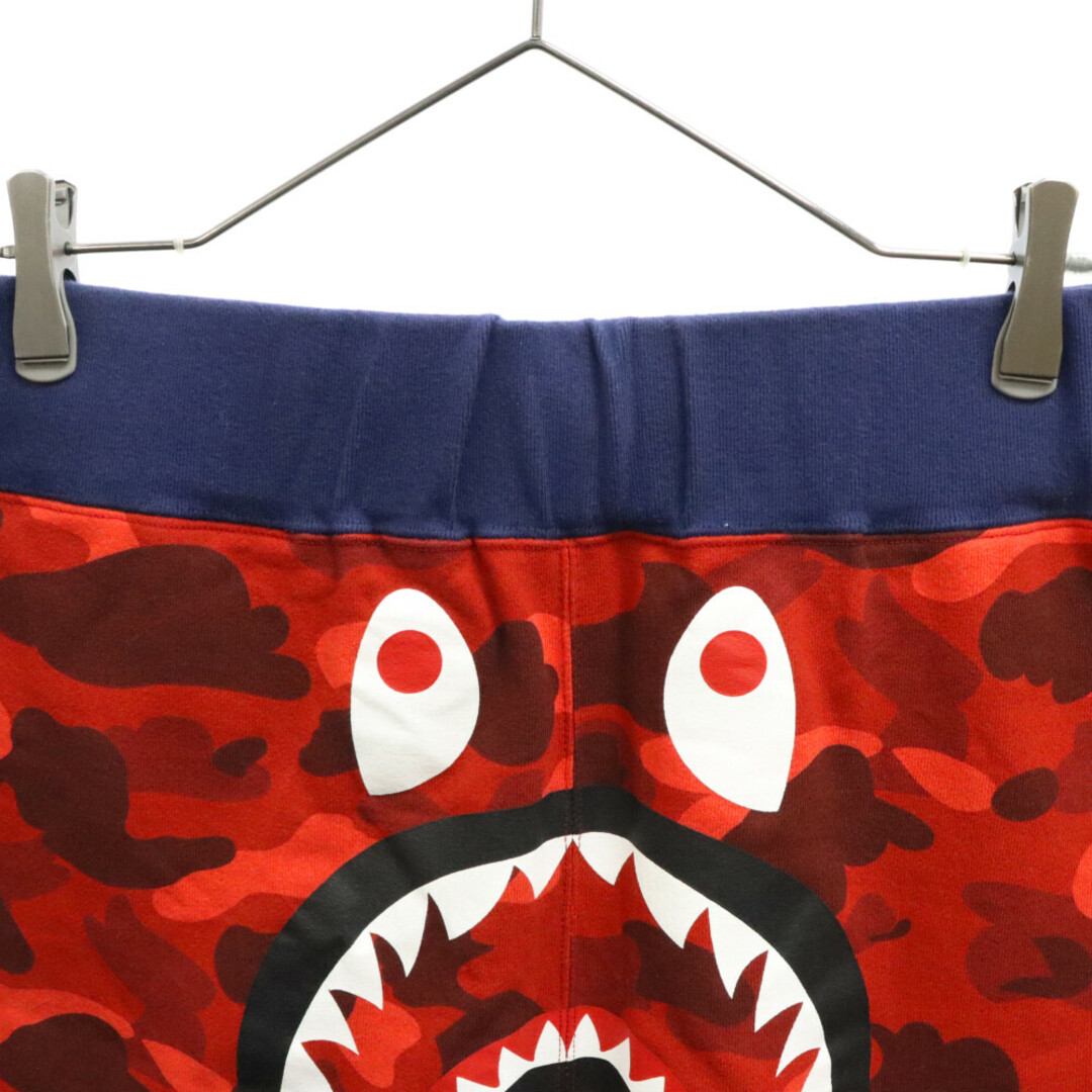 A BATHING APE(アベイシングエイプ)のA BATHING APE アベイシングエイプ 1ST CAMO BACK SHARK SWEAT SHORTS カモ柄 バックロゴプリント シャーク ハーフパンツ レッド/パープル 001SPI201003M メンズのパンツ(その他)の商品写真