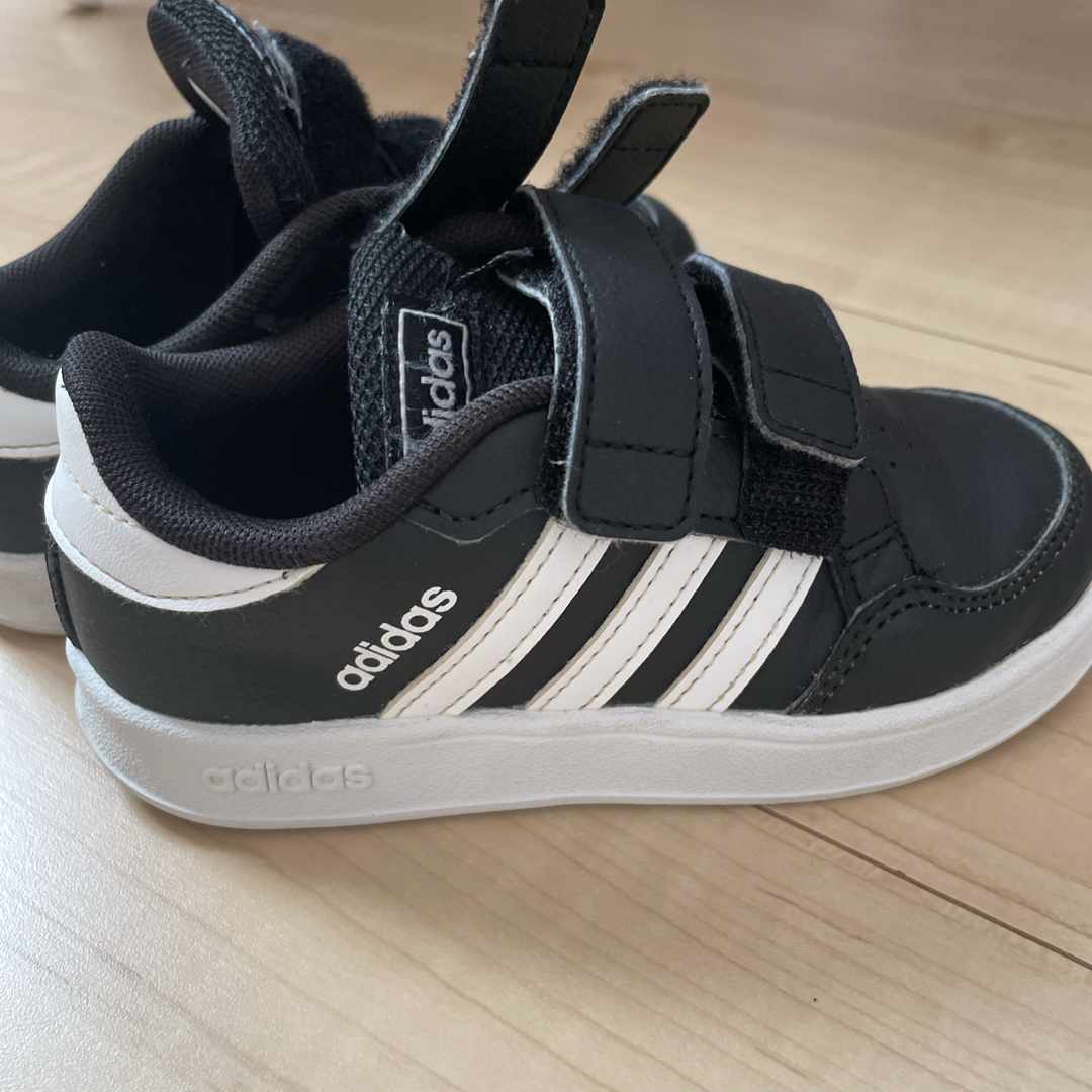 adidas(アディダス)のadidas スニーカー黒　15センチ キッズ/ベビー/マタニティのキッズ靴/シューズ(15cm~)(スニーカー)の商品写真