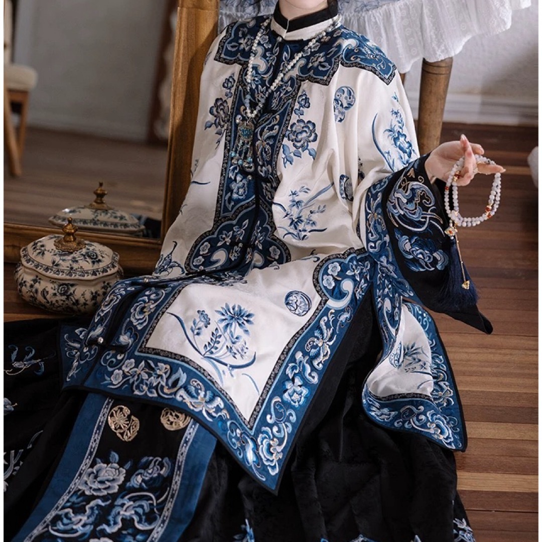 青花瓷 刺繍對襟氅衣馬面裙 白青黒色トップス、スカート 清漢服 青花瓷 刺繍對襟氅衣馬面裙 白青黒色トップス、スカート 清漢服