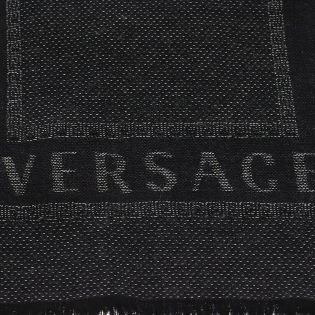 VERSACE(ヴェルサーチ)のVERSACE ヴェルサーチ Logo Stole ロゴプリント ウール ストール グレー メンズのファッション小物(ストール)の商品写真