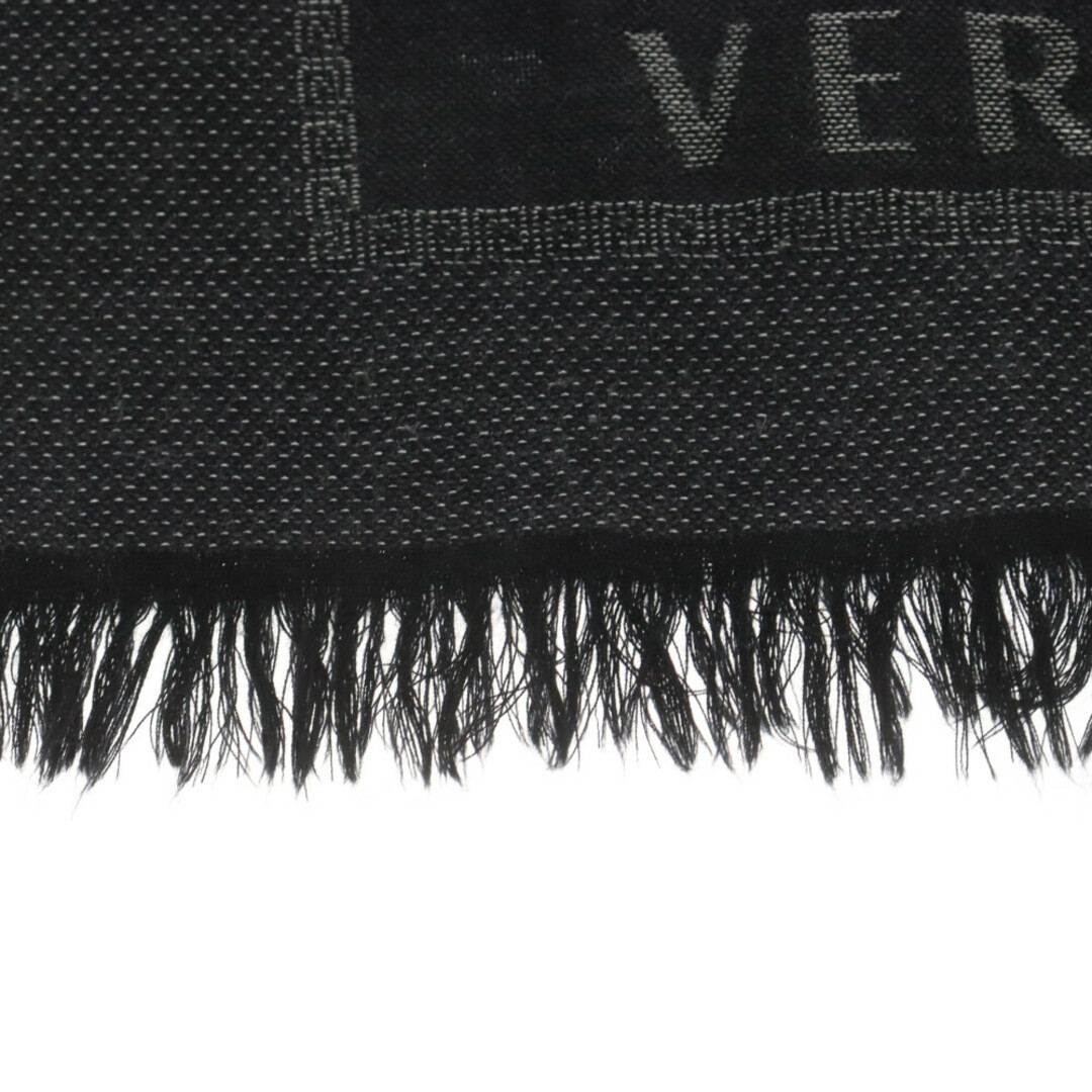 VERSACE(ヴェルサーチ)のVERSACE ヴェルサーチ Logo Stole ロゴプリント ウール ストール グレー メンズのファッション小物(ストール)の商品写真