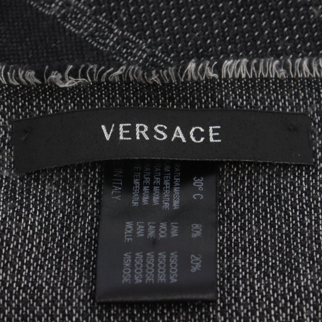 VERSACE(ヴェルサーチ)のVERSACE ヴェルサーチ Logo Stole ロゴプリント ウール ストール グレー メンズのファッション小物(ストール)の商品写真