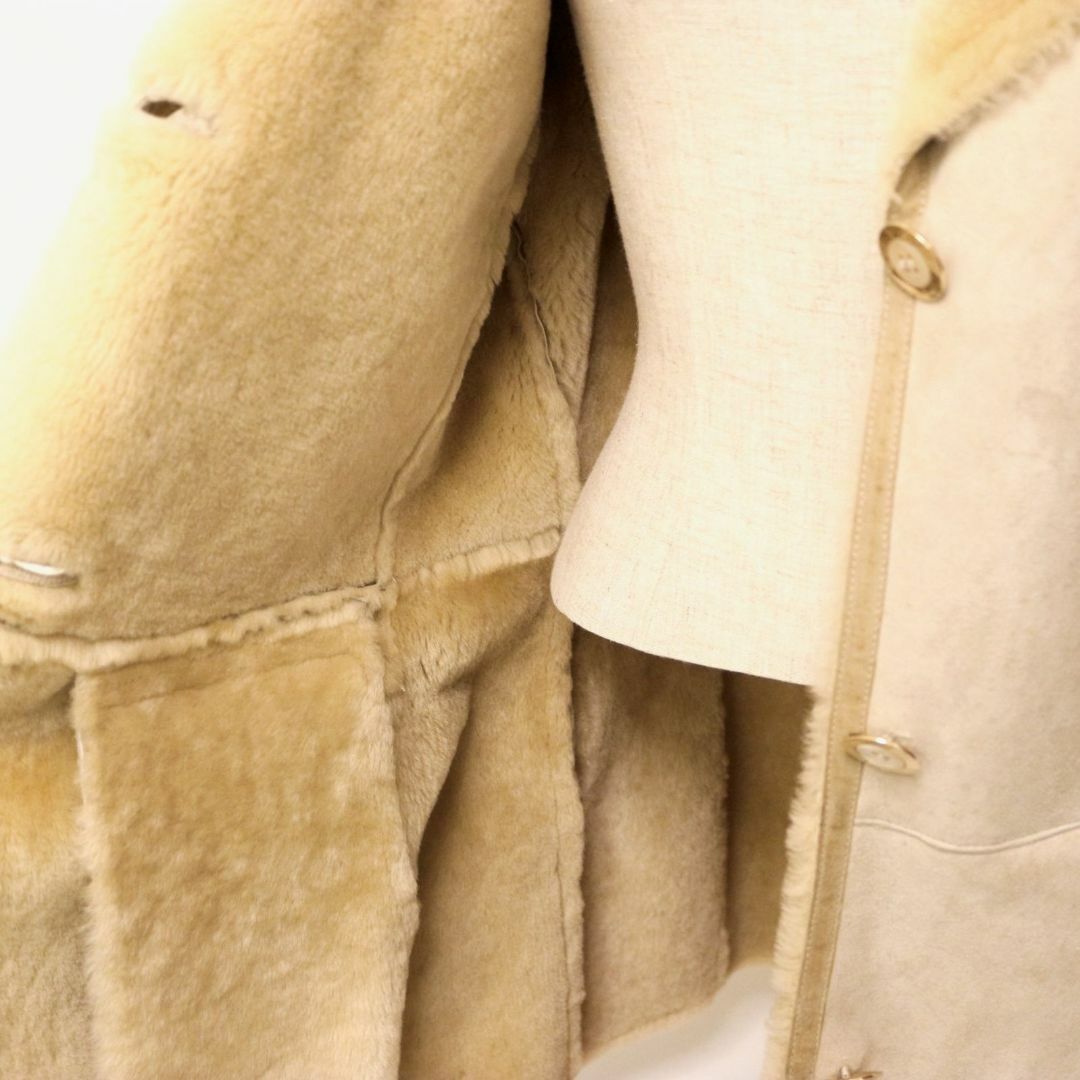 Salvatore Ferragamo(サルヴァトーレフェラガモ)のフェラガモ ムートンコート ロング ジャケット ムートン ボア レザー ベージュ レディースのジャケット/アウター(ロングコート)の商品写真