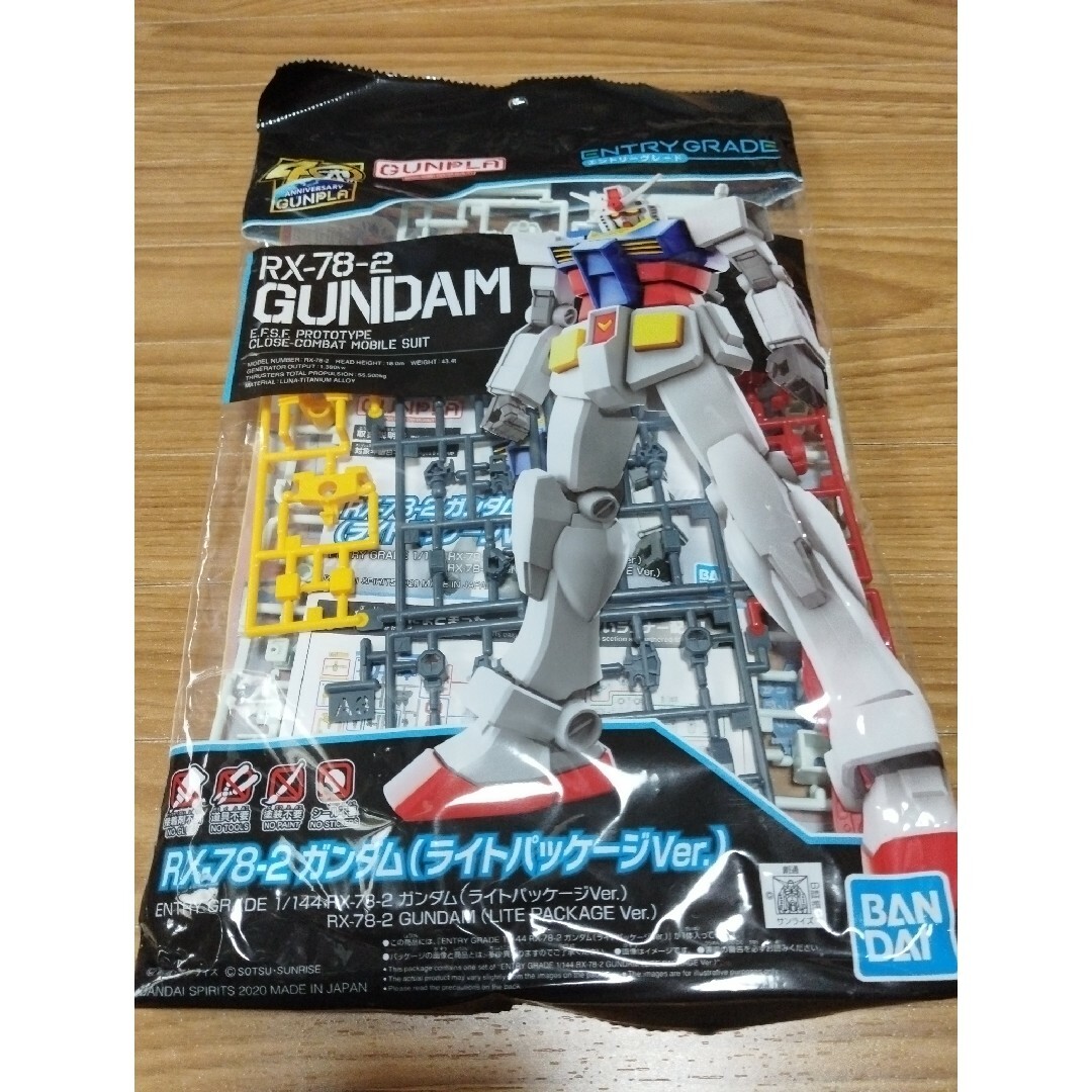 BANDAI(バンダイ)のガンプラ☆RX-7-2、ストライクガンダム、アクションベースセット エンタメ/ホビーのおもちゃ/ぬいぐるみ(模型/プラモデル)の商品写真