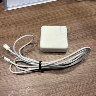 アップル(Apple)のApple MacBook 充電器　a1718(バッテリー/充電器)