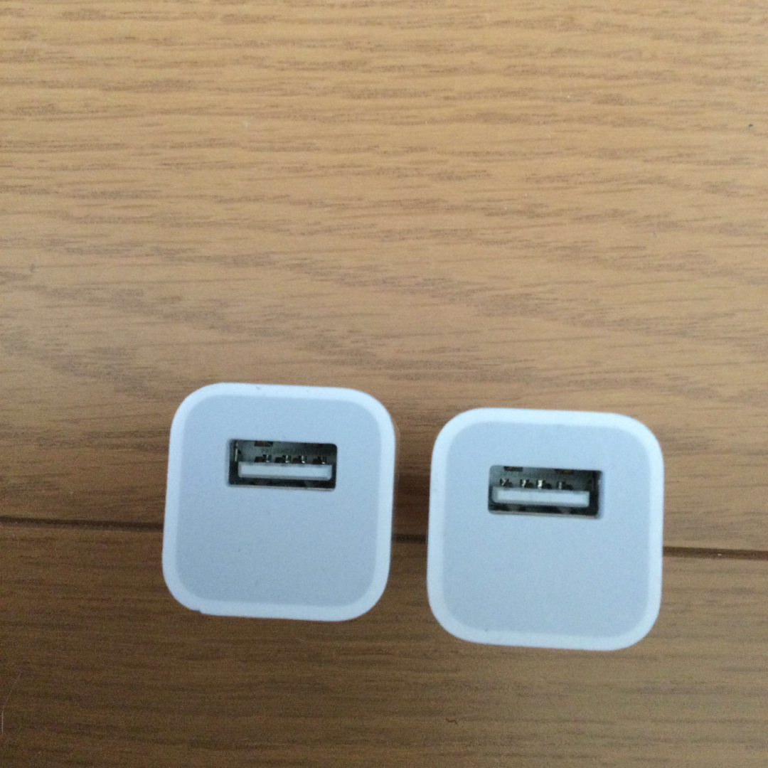 Apple(アップル)のアップル 純正　iPhone付属　充電アダプター　２個 スマホ/家電/カメラのスマートフォン/携帯電話(バッテリー/充電器)の商品写真