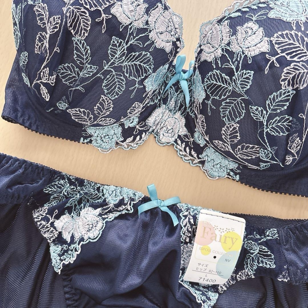 モテブラ　F75/L  ネイビー×ブルー系　花柄刺繍　フェミニン　清楚　可愛い レディースの下着/アンダーウェア(ブラ&ショーツセット)の商品写真