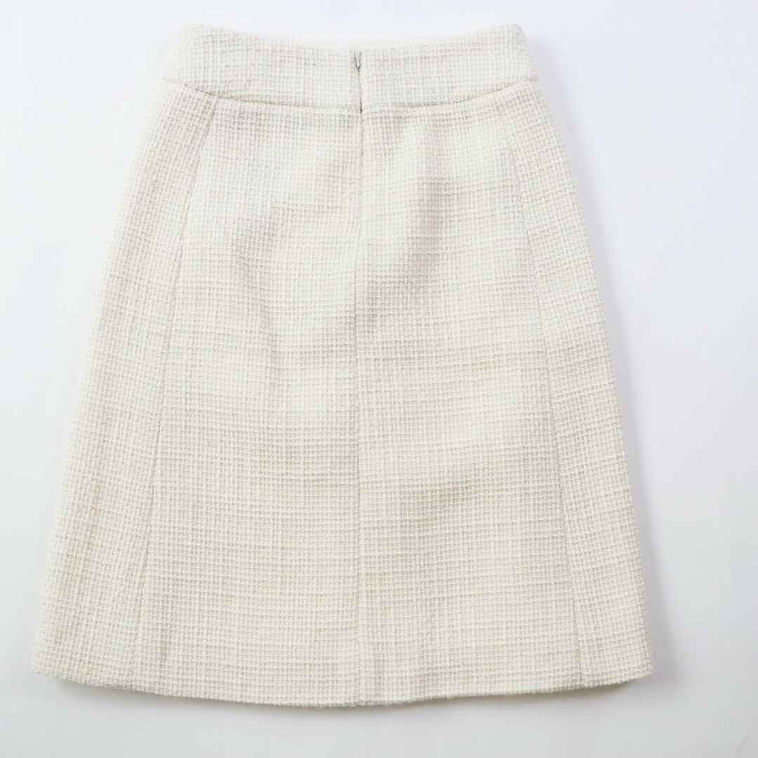 CHANEL(シャネル)の極美品◎CHANEL シャネル P62054 ウール ココマークプレート付き ツイードスカート エクリュ／ホワイト 34 フランス製 正規品 レディース レディースのスカート(ひざ丈スカート)の商品写真