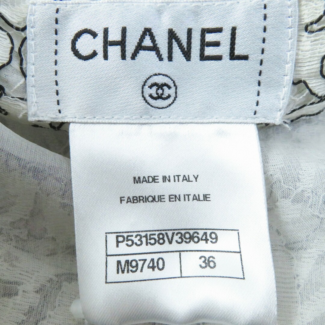 CHANEL(シャネル)の未使用品◎CHANEL シャネル P53158 裏地シルク100％ ココマークプレート付き レーススカート ホワイト ブラック 36 イタリア製 正規品 レディース レディースのスカート(ひざ丈スカート)の商品写真