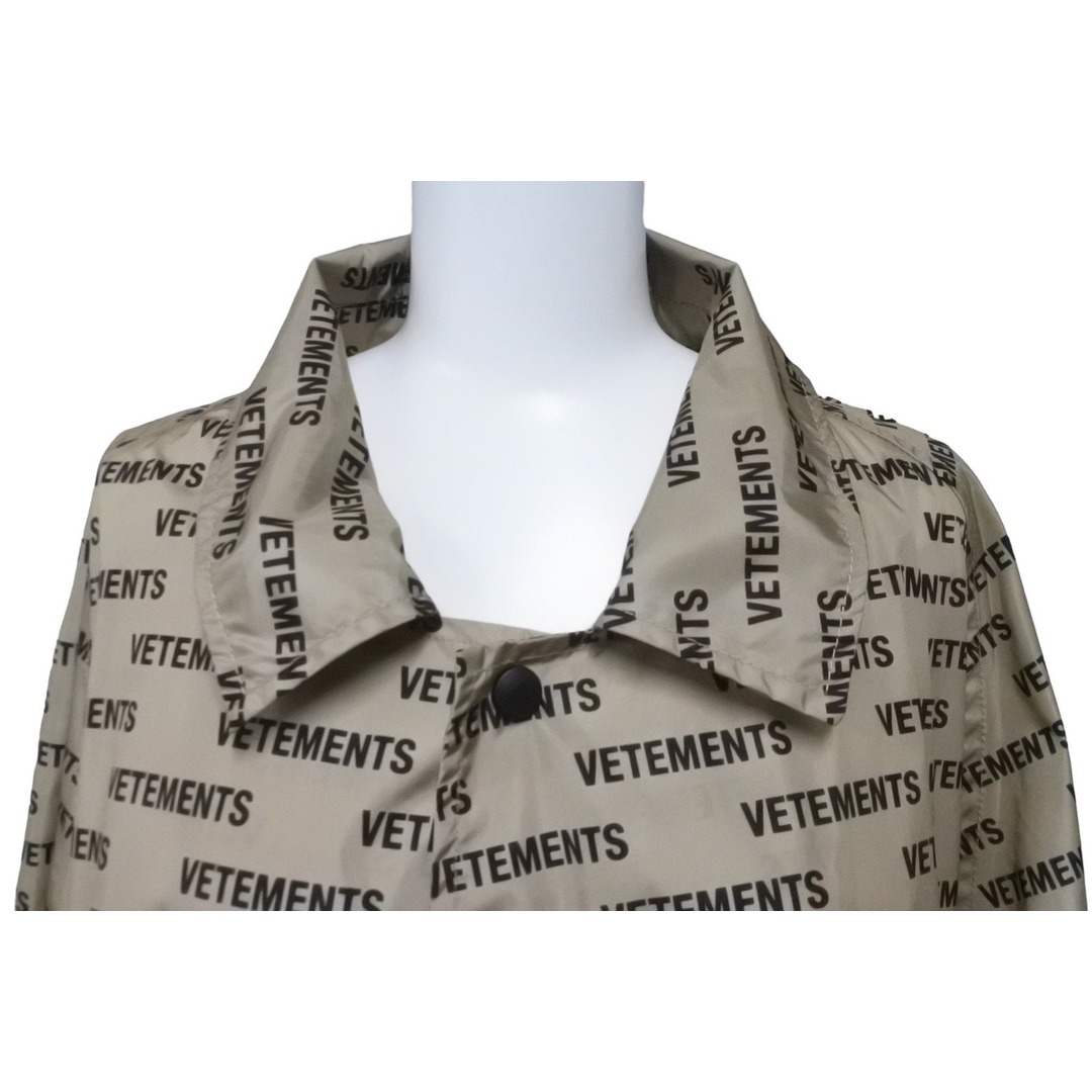 VETEMENTS ヴェトモン ロゴプリントコーテッドシェルレインコート UAH19JA301 18AW ナイロン ベージュ サイズ0 美品 中古 63181 レディースのジャケット/アウター(その他)の商品写真