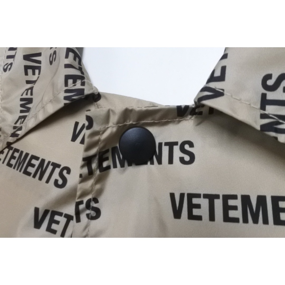 VETEMENTS ヴェトモン ロゴプリントコーテッドシェルレインコート UAH19JA301 18AW ナイロン ベージュ サイズ0 美品 中古 63181 レディースのジャケット/アウター(その他)の商品写真