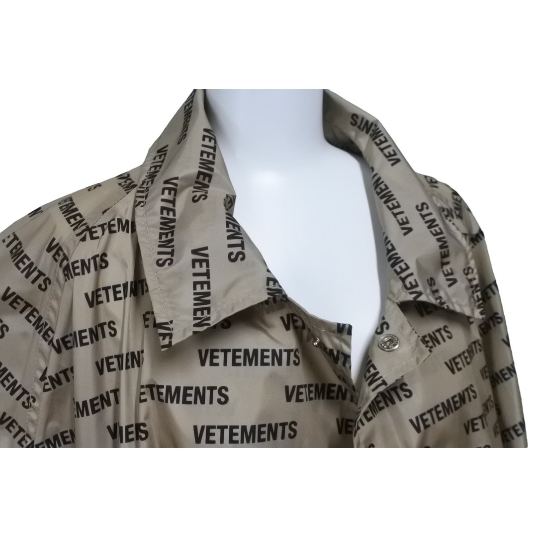 VETEMENTS ヴェトモン ロゴプリントコーテッドシェルレインコート UAH19JA301 18AW ナイロン ベージュ サイズ0 美品 中古 63181 レディースのジャケット/アウター(その他)の商品写真