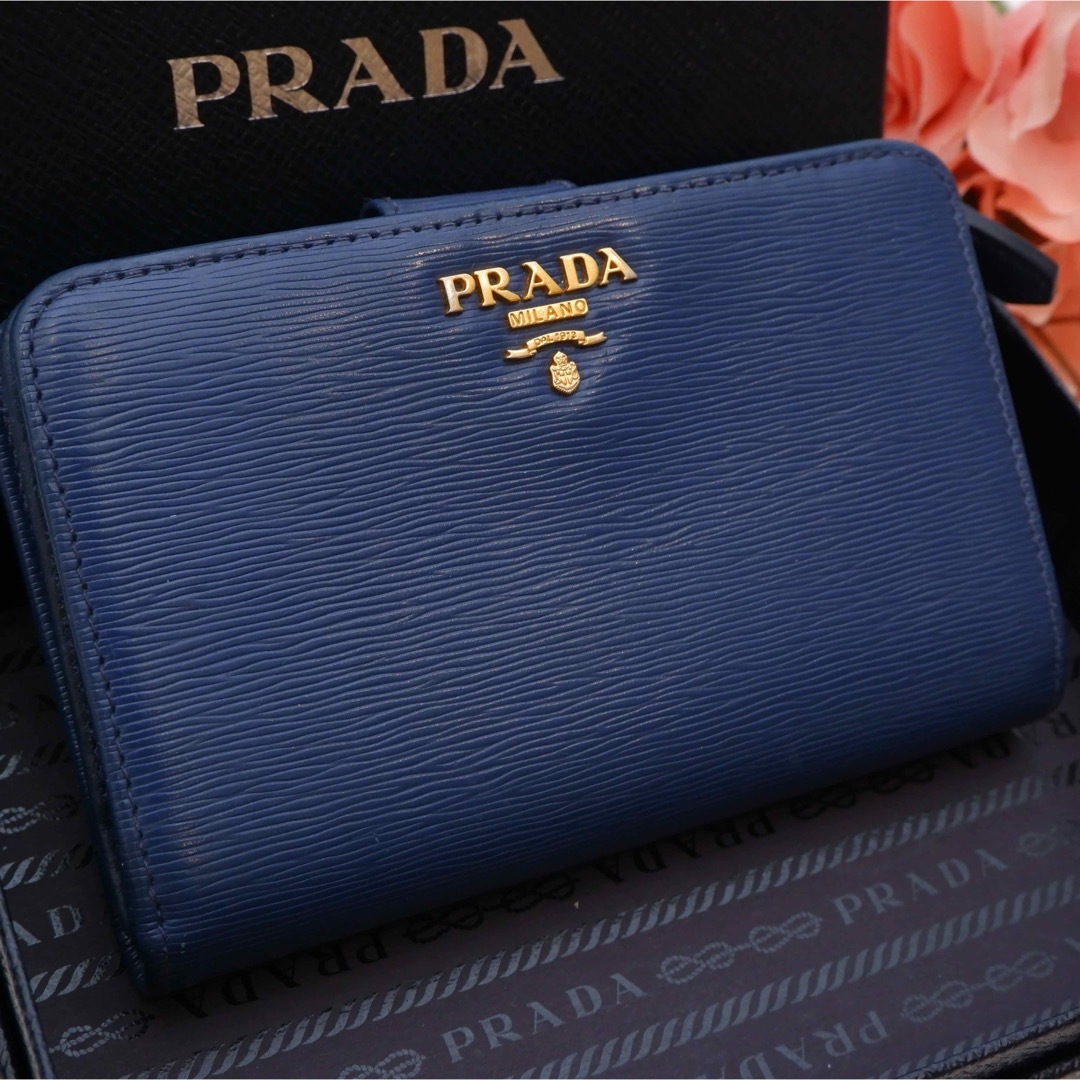 PRADA(プラダ)の♡美品♥︎ PRADA 二つ折り ヴィッテロムーブ 青 L字ファスナー 金ロゴ レディースのファッション小物(財布)の商品写真