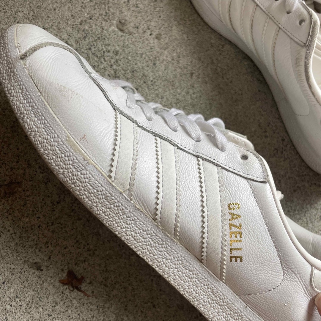 adidas(アディダス)のスニーカー　adidas gazelle ガゼル　白　レザー レディースの靴/シューズ(スニーカー)の商品写真