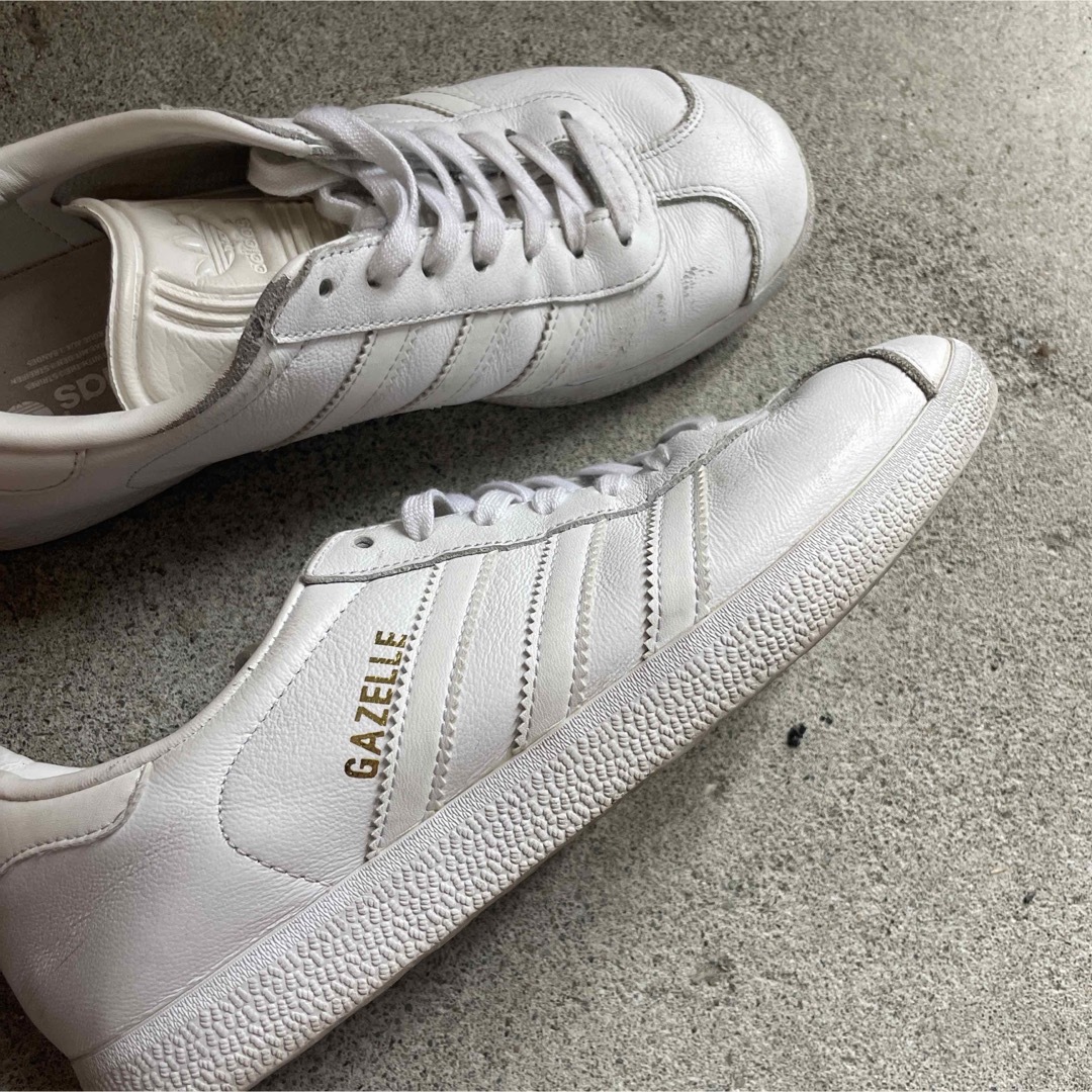 adidas(アディダス)のスニーカー　adidas gazelle ガゼル　白　レザー レディースの靴/シューズ(スニーカー)の商品写真