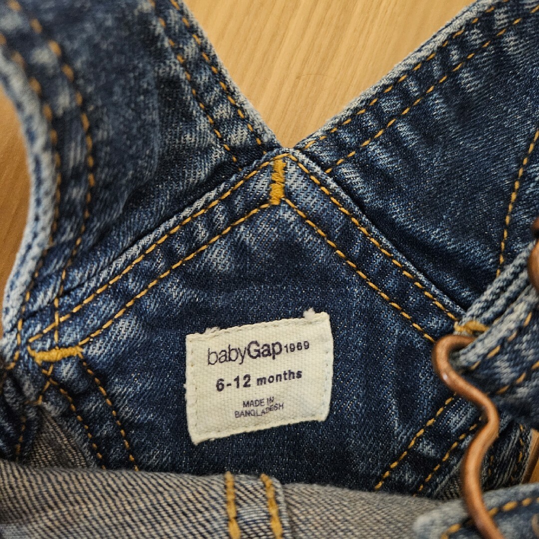 babyGAP(ベビーギャップ)のbabyGap　デニム　ショートオーバーオール　★6-12month★　70cm キッズ/ベビー/マタニティのベビー服(~85cm)(ロンパース)の商品写真