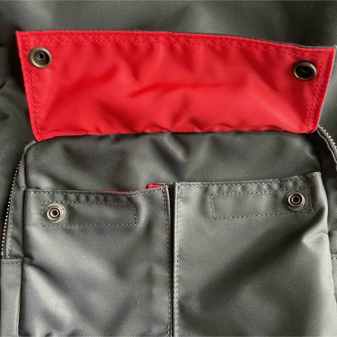 PORTER(ポーター)のポーター エルファイン デイパック　ユニセックス　リュック　ブラック裏地レッド レディースのバッグ(リュック/バックパック)の商品写真