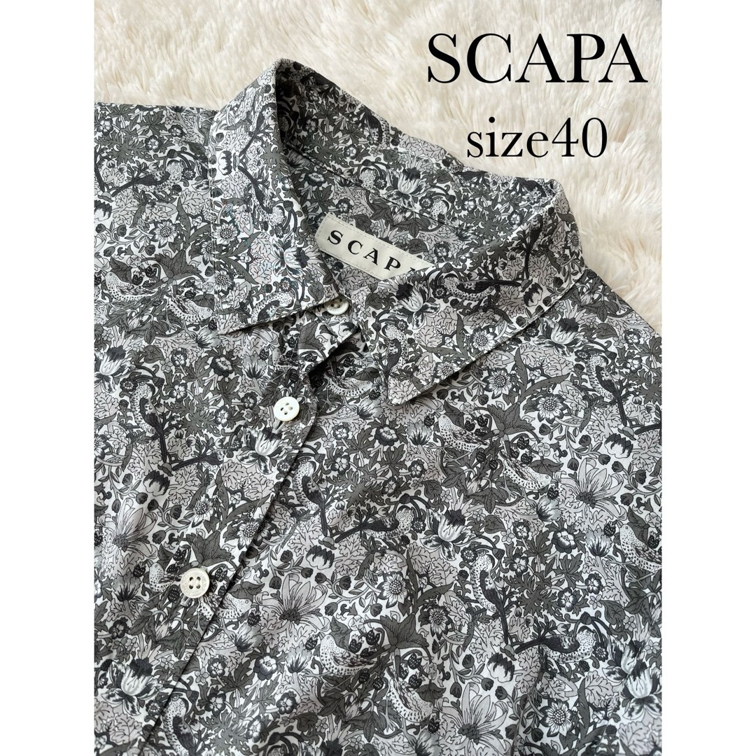 SCAPA(スキャパ)のスキャパ　リバティプリント長袖ブラウス　ストロベリーシーフ　ロゴ入ボタン　40 レディースのトップス(シャツ/ブラウス(長袖/七分))の商品写真