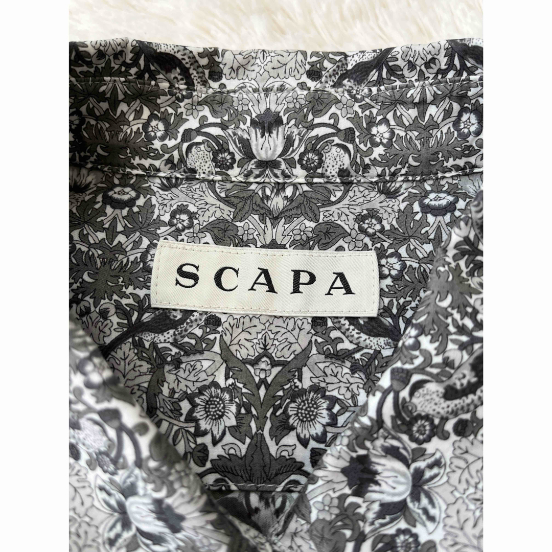 SCAPA(スキャパ)のスキャパ　リバティプリント長袖ブラウス　ストロベリーシーフ　ロゴ入ボタン　40 レディースのトップス(シャツ/ブラウス(長袖/七分))の商品写真