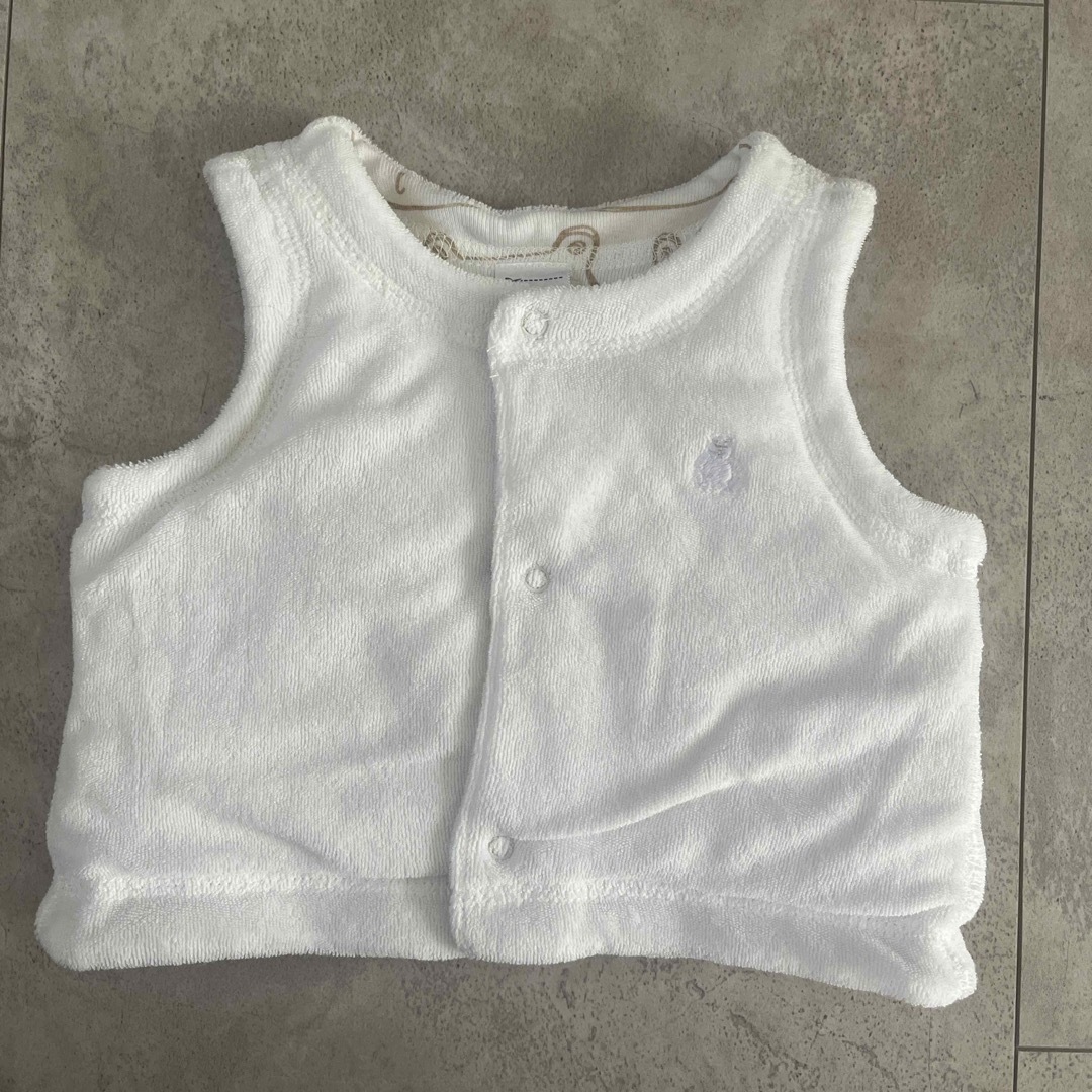 babyGAP(ベビーギャップ)のギャップベビー　ベスト　50-60cm キッズ/ベビー/マタニティのベビー服(~85cm)(カーディガン/ボレロ)の商品写真