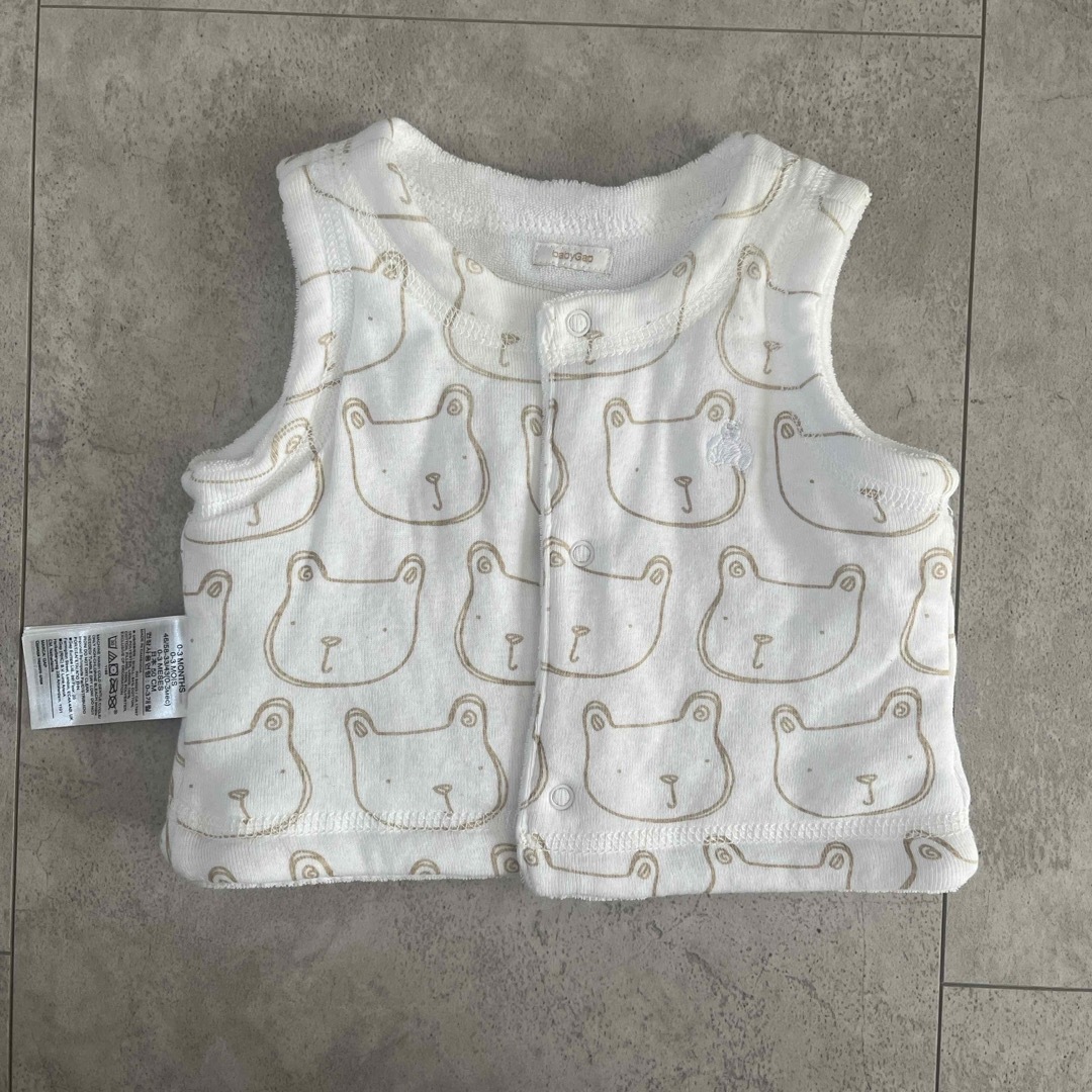 babyGAP(ベビーギャップ)のギャップベビー　ベスト　50-60cm キッズ/ベビー/マタニティのベビー服(~85cm)(カーディガン/ボレロ)の商品写真