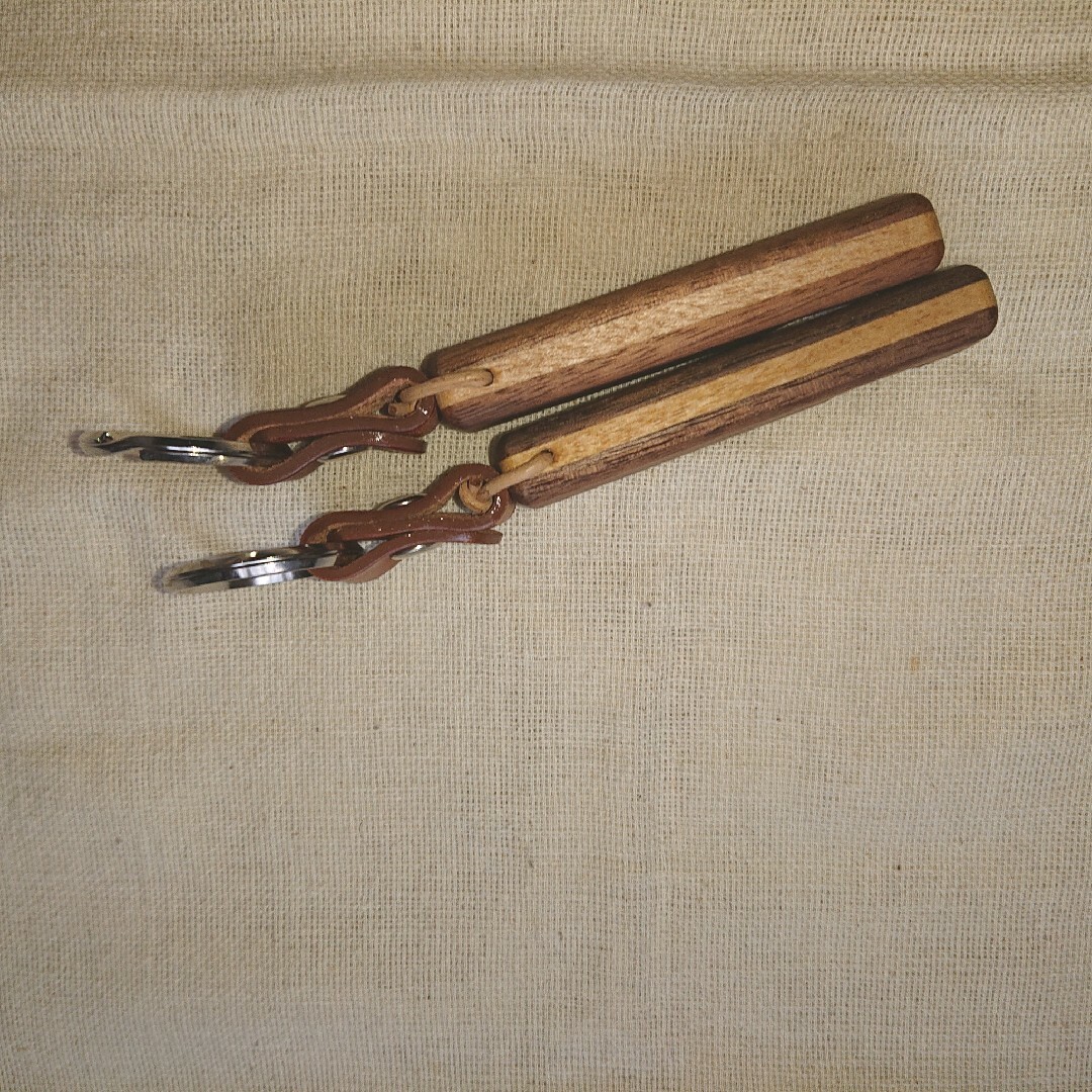 【２ヶセット】スマホスタンド・木製キーホルダー メンズのファッション小物(キーホルダー)の商品写真