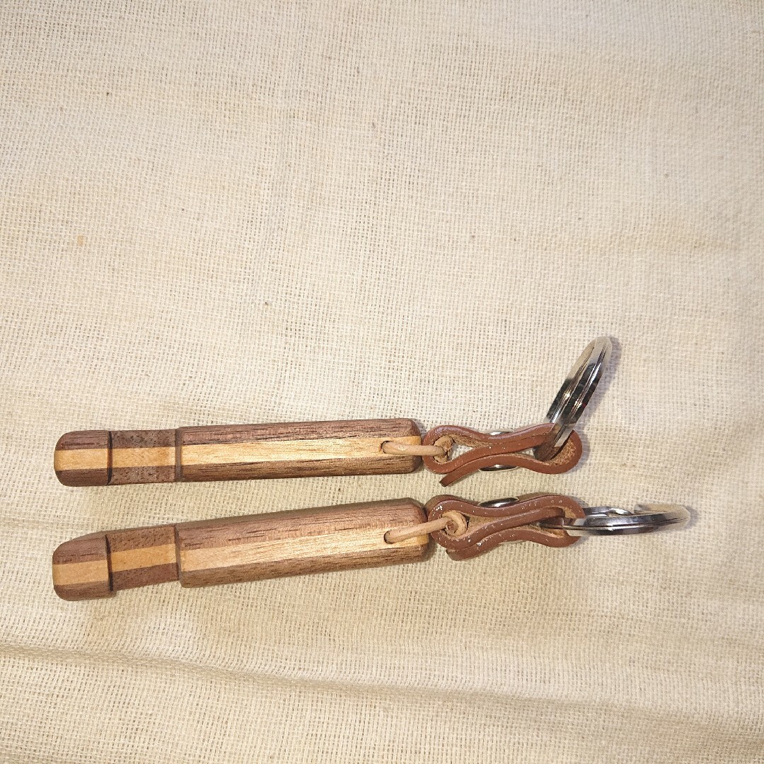 【２ヶセット】スマホスタンド・木製キーホルダー メンズのファッション小物(キーホルダー)の商品写真