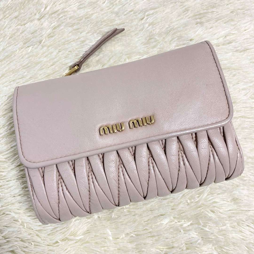 miumiu(ミュウミュウ)の【美品】MIU MIU マテラッセ 折り財布 L字ファスナー ピンクベージュ レディースのファッション小物(財布)の商品写真