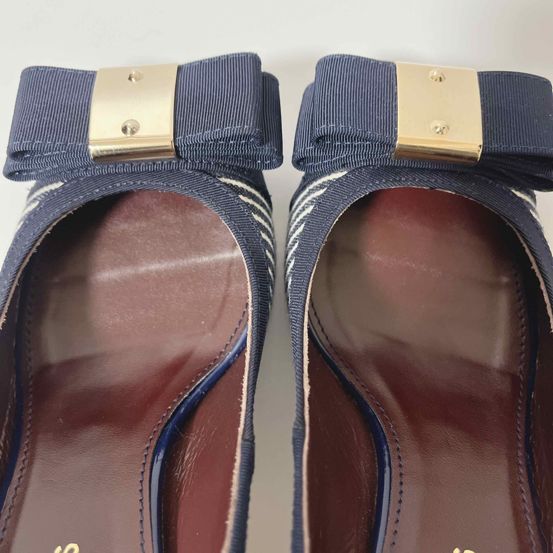 STRAWBERRY-FIELDS(ストロベリーフィールズ)の極美品 ストロベリーフィールズ パンプス リボン オープントゥ 紺 22.5cm レディースの靴/シューズ(ハイヒール/パンプス)の商品写真