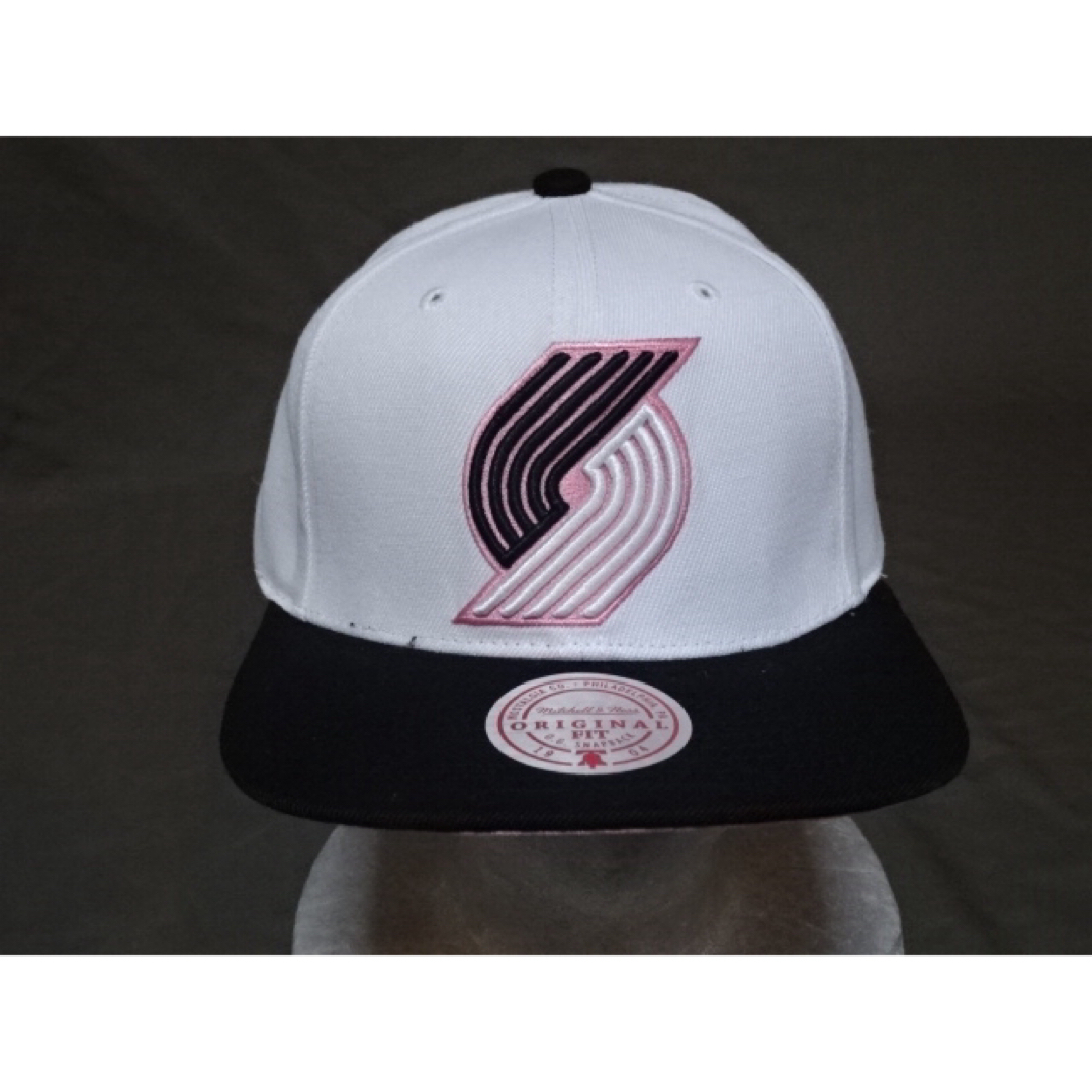 MITCHELL & NESS(ミッチェルアンドネス)の【Mitchell & Ness】 NBA トレイルブレイザーズ ロゴキャップ白 メンズの帽子(キャップ)の商品写真