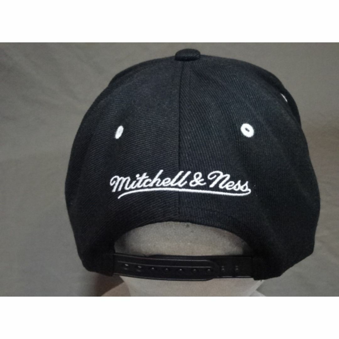 MITCHELL & NESS(ミッチェルアンドネス)の【Mitchell & Ness】 NBA トレイルブレイザーズ ロゴキャップ黒 メンズの帽子(キャップ)の商品写真